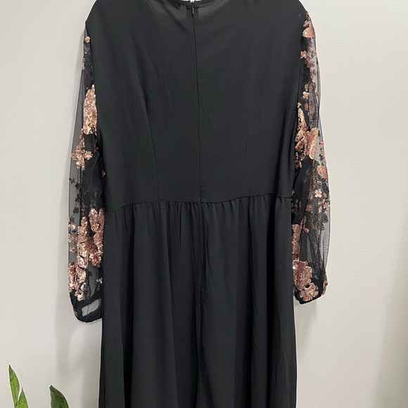 Black dress with gold sequins - Picture 4 of 6